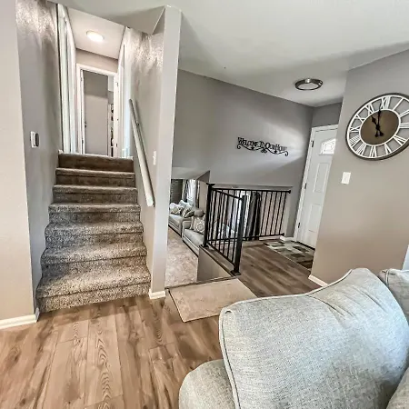 Pet Friendly Close To All Attractions. Mtn Views!